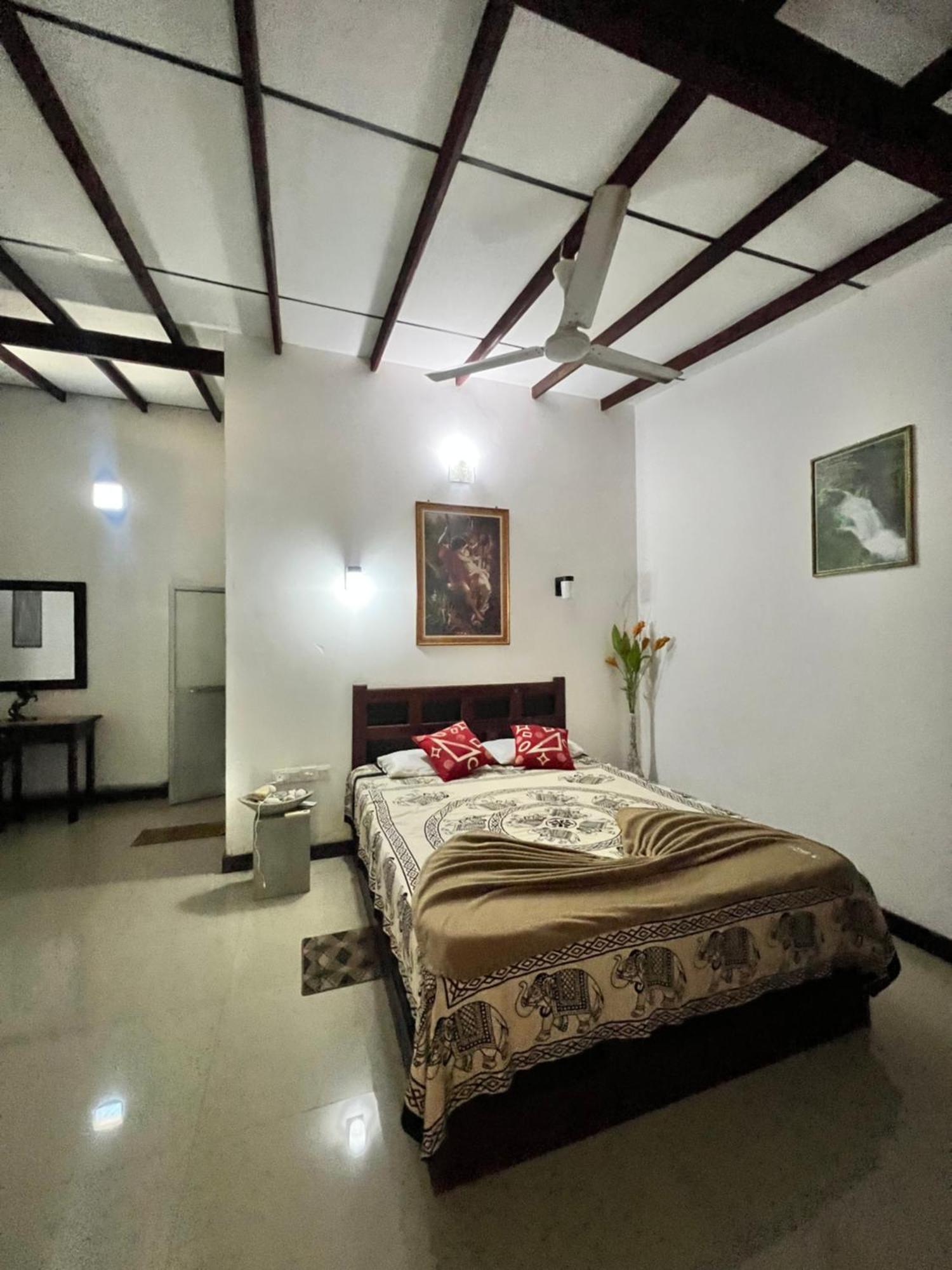 Sylvester Villa Hostel Negombo Exteriör bild