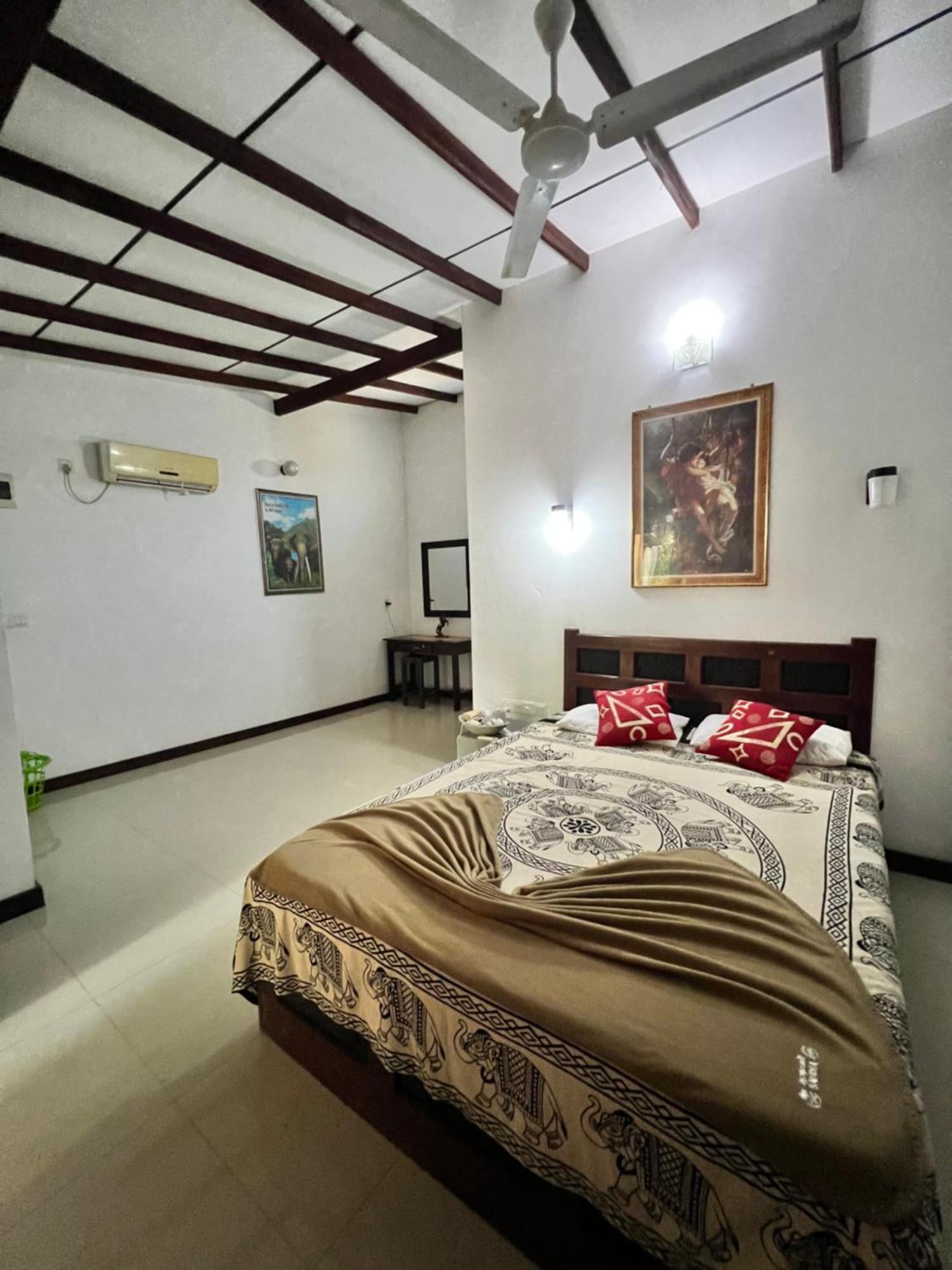 Sylvester Villa Hostel Negombo Exteriör bild