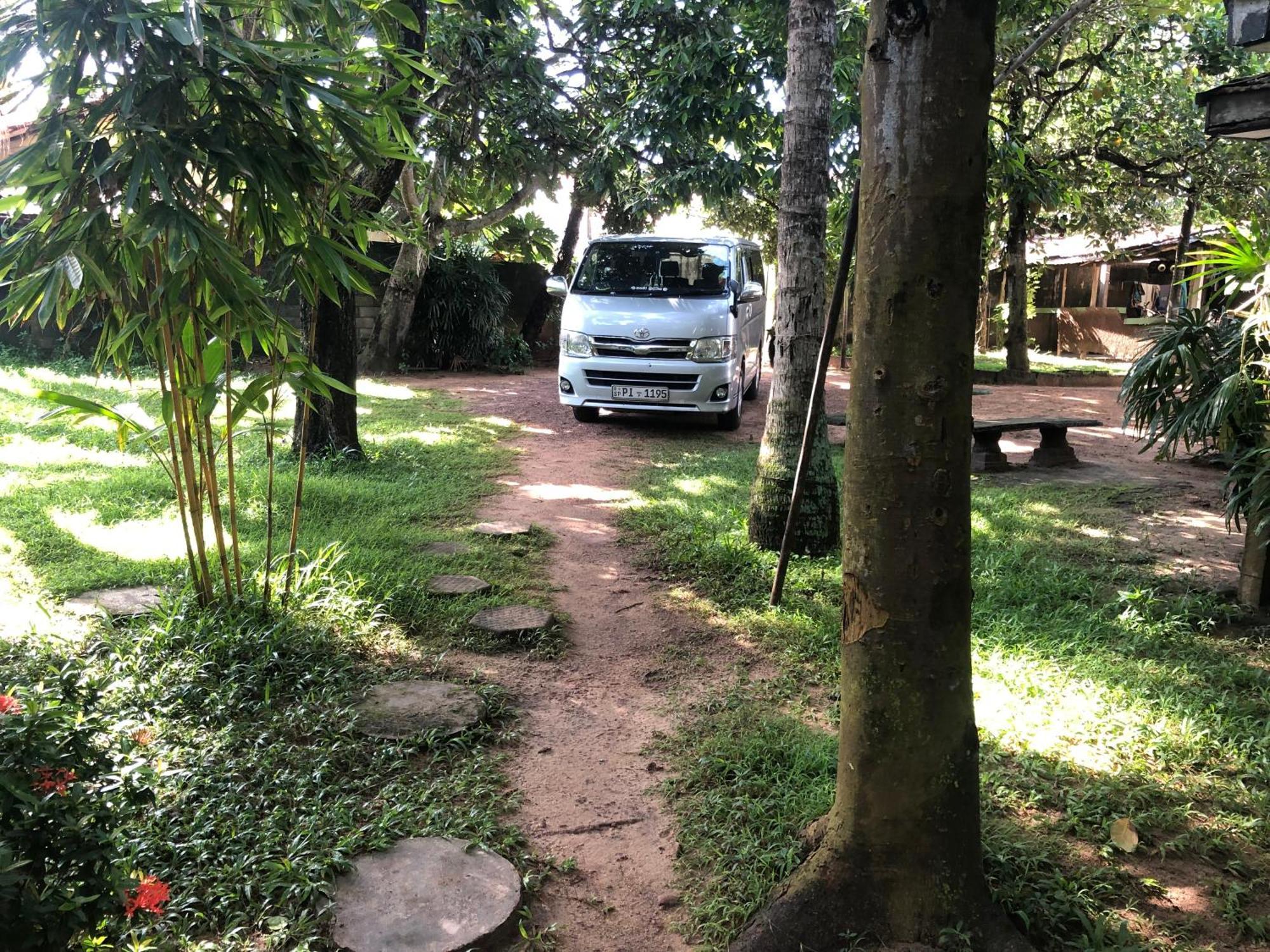 Sylvester Villa Hostel Negombo Exteriör bild